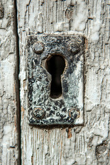 CERRADURA DE PUERTA EXTERIOR PRINCIPAL DE CASA DE PUEBLO DE MADERA PINTADA, ESTILO RURAL