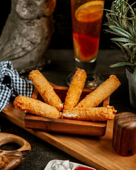mozzarella sticks with glass of ice tea