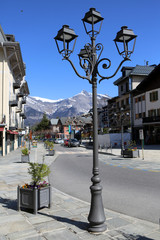 Lampadaire dans le centre-ville. Saint-Gervais-les-Bains. Haute-Savoie. France.