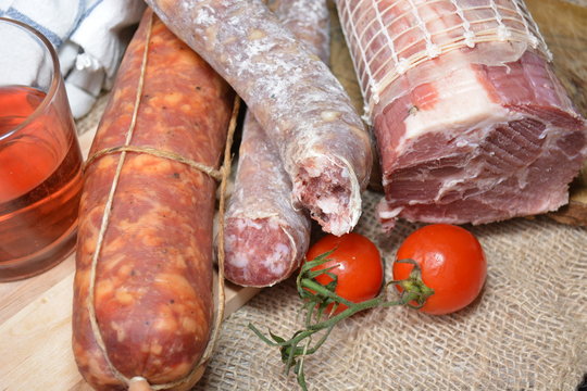 tipici salami e salsicce di maiale del sud italia