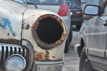 Obraz na płótnie Canvas old rusty car