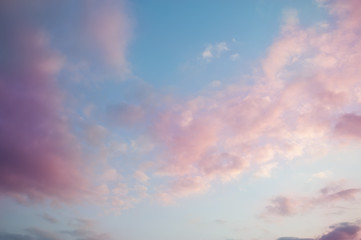 赤く染まった夕焼け雲