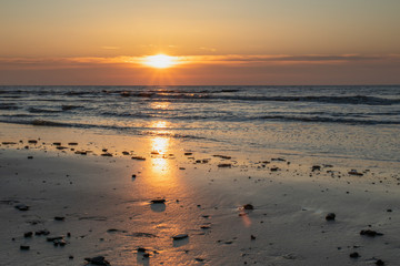 Zachód słońca na plaży w Callantsoog, Holandia Północna - obrazy, fototapety, plakaty