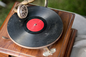Antico disco su vecchio sopra un grammofono 