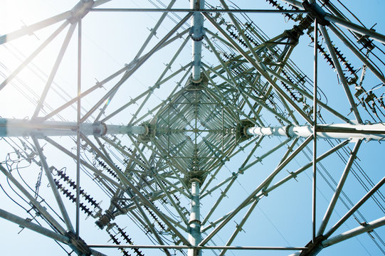 下から見上げた送電線鉄塔