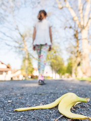 Fille ayant jeté une peau de banane par terre