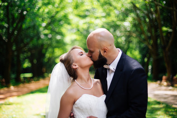 Naklejka premium hipster wedding, beautiful couple, wedding day, summer