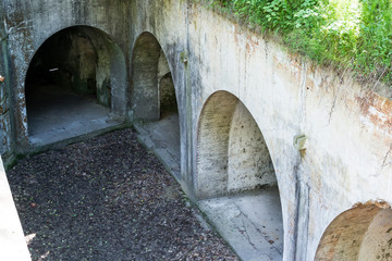 Stary zabytkowy fort z czasów wojny światowej