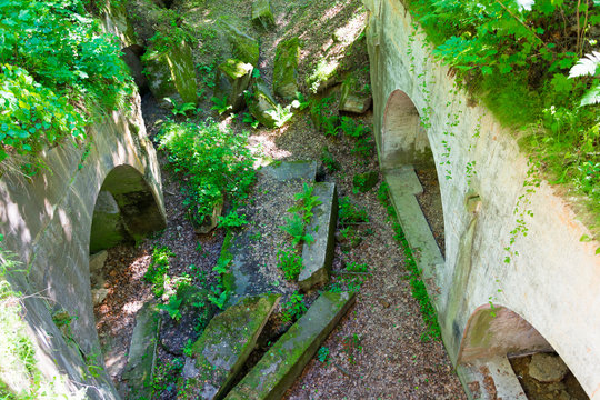 Stary zabytkowy fort z czas&oacute;w wojny światowej