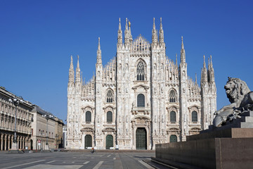 Naklejka premium Milan, Italy - March 2020: empty square in Duomo cathedral downtown and Vittorio Emanuele gallery during n-cov19 coronavirus quarantine. Pandemic. City of the desert. Piazza Duomo Empty streets