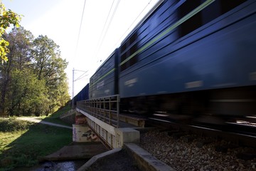 pociąg i rozmazane wagony