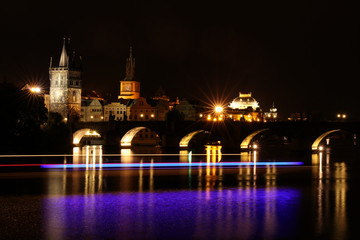 Fototapeta na wymiar Nachtaufnahme der Moldau und der Burg in Prag