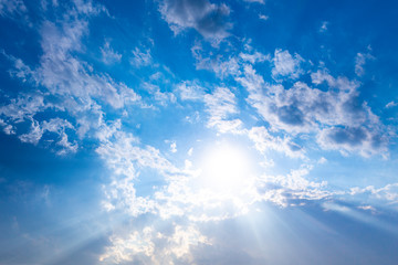 輝く太陽と青空