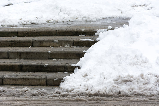 Schody i śnieg zimą