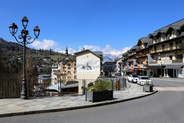 Fresque représentant l'exploit de l'aviateur genevois François Durafour peinte par les artistes Irsut et Zoer en 2016. Alpes françaises. Saint-Gervais-les-Bains. Haute-Savoie. France. © lemélangedesgenres