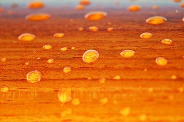 Wassertropfen auf Holzreling