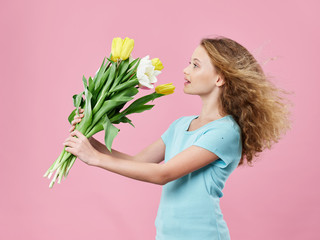 Obraz na płótnie Canvas young woman with tulips