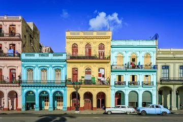 Abwaschbare Fototapete Havana Havanna Kuba Typische Sammlung von alten Vintage farbigen Häusern in Downton mit einem sonnigen blauen Himmel.