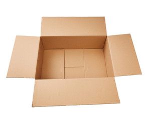 Caja de cartón abierta sobre fondo blanco sin sombras.	