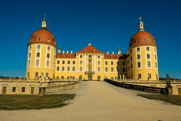 Fototapeta na wymiar Blick auf die Front vom Schloss Moritzburg mit den zwei Türmen