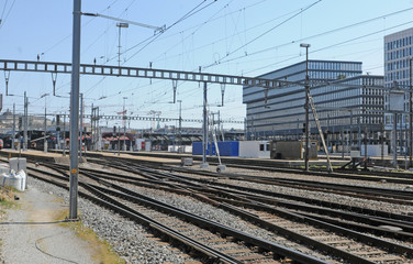 Fototapeta na wymiar Zürich/Switzerland: The central station and tracks are pretty empty due to CoVid19 Virus Log down