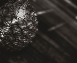 Detalle de textura de la piña o ananá, sobre mesa de madera.