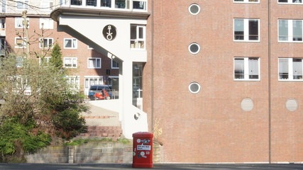 Hamburger M&uuml;lltonne mit Spruch vor der Alster