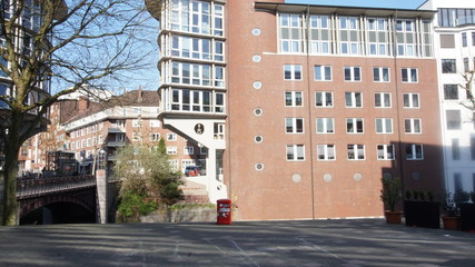 Hamburger M&uuml;lltonne mit Spruch vor der Alster