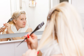 Obraz premium Hair dyeing in the domestic bathroom. One woman only