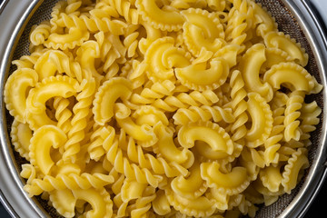 Mieszanka ugotowanego makaronu w zbliżeniu