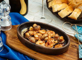 fried shrimp and mushroom in pottery pan