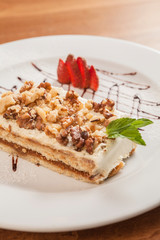 Delicioso postre a base de crema, dulces y nueces. Sobre fondo blanco.