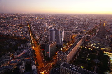 Fototapeta na wymiar Ausblick auf die beleuchteten Straßen und Gebäude von Paris, Frankreich bei Nacht in Montparnasse