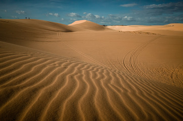 Maravilloso paisaje de las dunas de Mui Ne en Vietnam con cielo azul