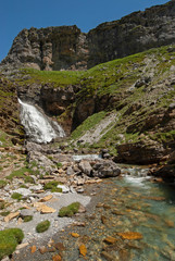 Cascada Cola de Caballo y río Arazas en el Parque Nacional de Ordesa y Monte Perdido, en el Pirineo aragonés.
