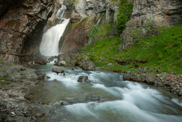 Cascada de la Cueva en el Parque Nacional de Ordesa y Monte Perdido, en el Pirineo aragonés.