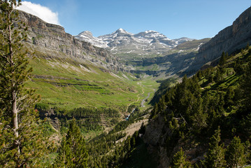 Circo de Soaso con los picos del Cilindro de Marboré Monte Perdido y Soum de Ramond en el Parque Nacional de Ordesa, en el Pirineo aragonés. 