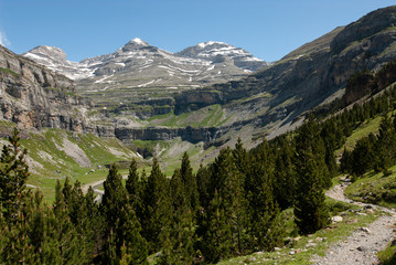 Fototapeta na wymiar Circo de Soaso con los picos del Cilindro de Marboré Monte Perdido y Soum de Ramond en el Parque Nacional de Ordesa y Monte Perdido, en el Pirineo aragonés. 