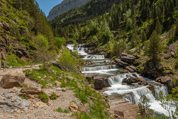 Gradas de Soaso en el río Arazas, en el Parque Nacional de Ordesa y Monte Perdido, en el Pirineo aragonés.