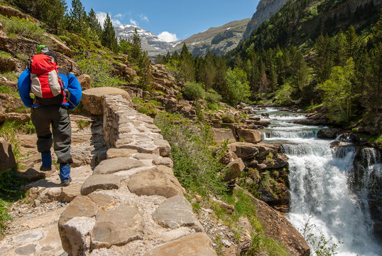Monta&ntilde;ero a su paso por las Gradas de Soaso, en el Parque Nacional de Ordesa y Monte Perdido, en el Pirineo aragon&eacute;s.