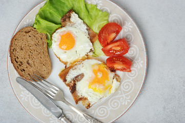 scrambled eggs with bacon, lettuce and tomatoes