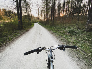 Fototapeta na wymiar Freihändig Fahrrad fahren im Wald