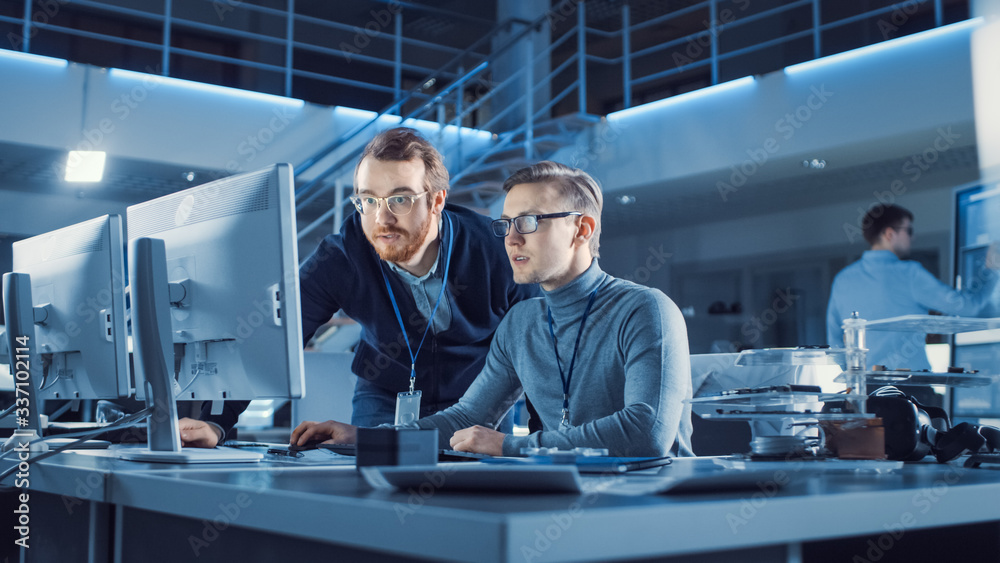 Fototapete Electronics Development Engineer Uses Personal Computer Talks with Manager, Shows Project. Team of Professionals Use Digital Whiteboard use CAD Software for the Modern Industrial Engineering Design