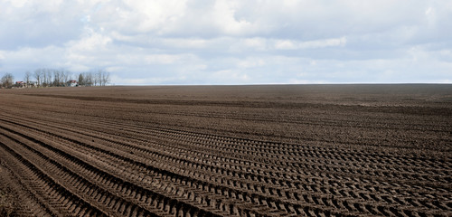 arable land during the preparation of the land for sowing at spring, followed by tractor tires