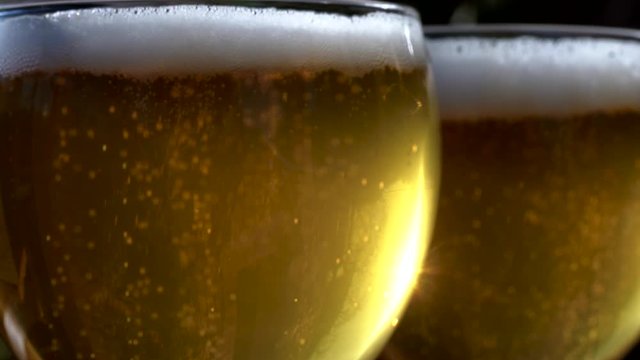 Boisson p&eacute;tillante, bi&egrave;re artisanale, ap&eacute;ro au soleil