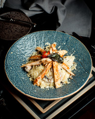 mushroom alfredo fettuccine garnished with grilled chicken fillet pieces