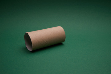 Leere Rolle Toilettenpapier auf Farbhintergrund