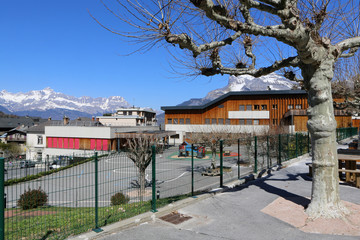 Groupe scolaire Marie Paradis. Etablissement scolaire. Chaîne des Arravis et Aiguilles de Warens. Alpes françaises. Saint-Gervais-les-Bains. Haute-Savoie. France.