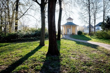 Schellenhaeuschen Schlosspark Bad Mergentheim im Fruehling 