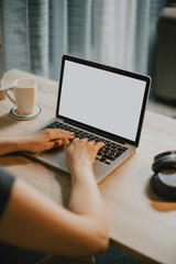 Trabajando desde casa en un escritorio